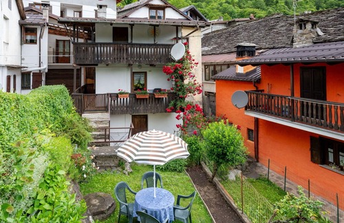 Calasca-Castiglione Apartment | Cosy apartment for 5 people with WIFI, TV, pets allowed and parking