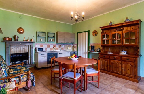 Dongo Apartment | Cosy apartment for 5 people with WIFI, TV, patio, pets allowed and parking