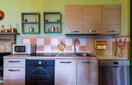 Dongo Apartment | Cosy apartment for 5 people with WIFI, TV, patio, pets allowed and parking