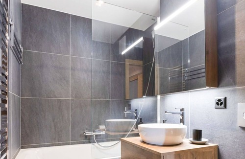 Nendaz Apartment | Cosy apartment for 6 people with WIFI, hot tub, TV, balcony and parking