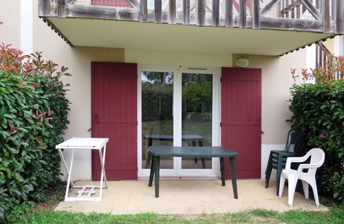 Barbaste Apartment | Cosy apartment for 6 guests with WIFI, pool, TV, terrace, pets allowed and parking