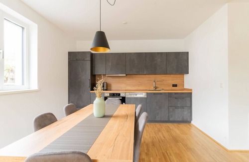 Fronhausen Apartment | Cosy apartment for 6 guests with WIFI, TV, patio and parking