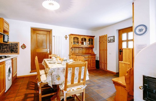 Penia Apartment | Cosy apartment for 6 guests with TV, pets allowed and parking