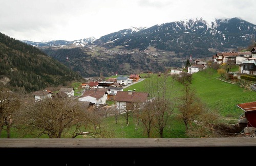 Kauns Apartment | Cosy apartment for 6 guests with WIFI, TV, balcony, pets allowed and parking