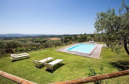 Poggibonsi Apartment | Cosy apartment for 6 people with pool, A/C, WIFI, TV and panoramic view, close to San Gimignano