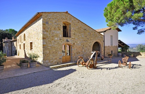 Poggibonsi Apartment | Cosy apartment for 6 people with pool, A/C, WIFI, TV and panoramic view, close to San Gimignano