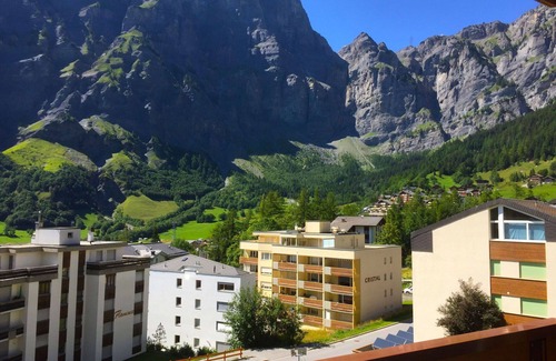 Leukerbad Apartment | Cosy apartment for 8 guests with hot tub, WIFI, TV, balcony and panoramic view