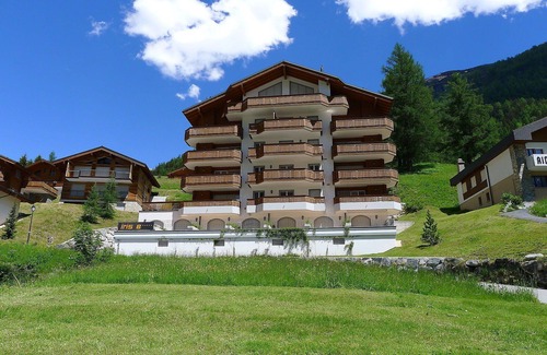 Leukerbad Apartment | Cosy apartment for 8 guests with hot tub, WIFI, TV, balcony and panoramic view