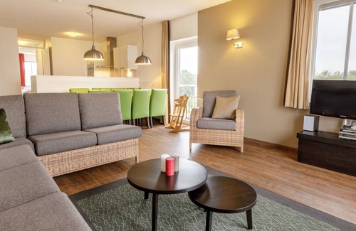 Zeewolde Apartment | Cosy apartment for 8 guests with WIFI, hot tub, pool, TV, balcony and parking