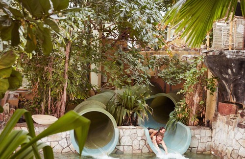 Zeewolde Apartment | Cosy apartment for 8 guests with WIFI, hot tub, pool, TV, balcony and parking