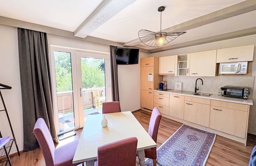 Thumersbach Apartment | Cosy apartment for 6 guests with WIFI, TV, terrace, pets allowed and parking