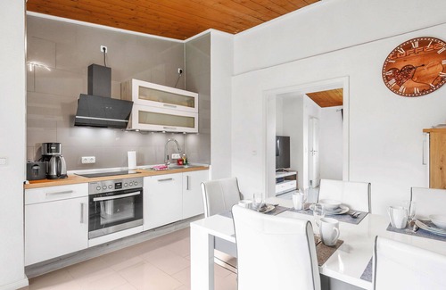 Oberndorf Apartment | Cosy apartment for 6 guests with WIFI, TV, patio and parking