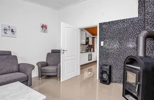 Oberndorf Apartment | Cosy apartment for 6 guests with WIFI, TV, patio and parking