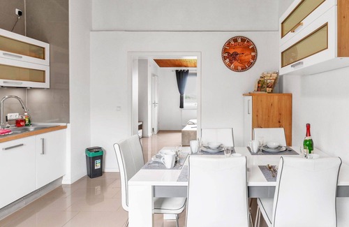 Oberndorf Apartment | Cosy apartment for 6 guests with WIFI, TV, patio and parking