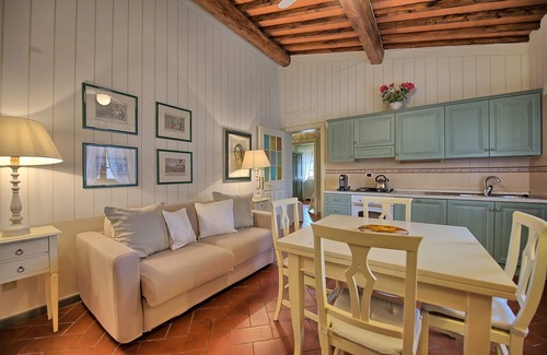 Montespertoli Apartment | Cosy apartment for 4 people with pool, A/C, WIFI, TV and parking