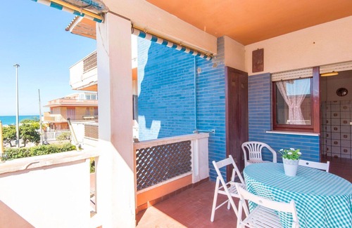Torvaianica Apartment | Cosy apartment for 4 guests with WIFI, TV, terrace and parking