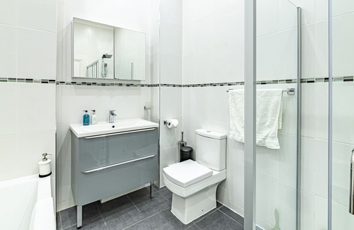 Clacton-on-Sea Apartment | Cosy Apartment, Close to the Beach & Town Centre - Free Parking Onsite