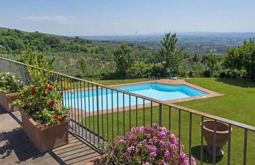 Lamporecchio Villa | Cosy apartment in villa for 4 people with WIFI, pool, A/C, TV and parking