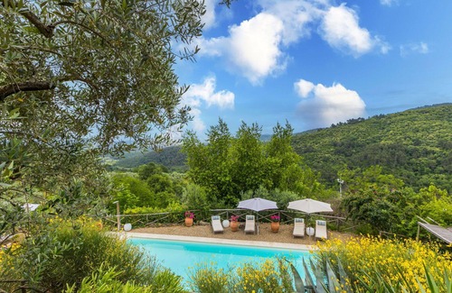 Moncioni Villa | Cosy apartment in villa for 2 guests with WIFI, pool, TV, pets allowed, panoramic view and parking