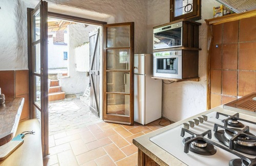 Leggiuno House | Cosy apartment in villa for 6 guests with TV, terrace and pets allowed