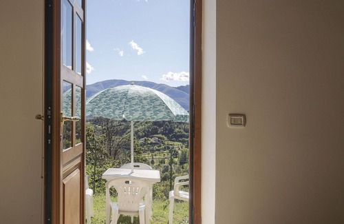 Villa Collemandina Villa | Cosy apartment in villa for 4 people with pool, WIFI, terrace, pets allowed and parking