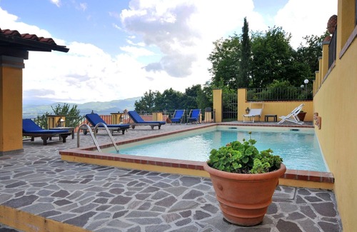 Gattaia Villa | Cosy apartment in villa for 4 people with A/C, WIFI, pool, pets allowed, panoramic view and park.