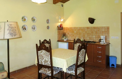 Collecorvino Villa | Cosy apartment in villa for 9 guests with WIFI, pool, TV, terrace, pets allowed and parking