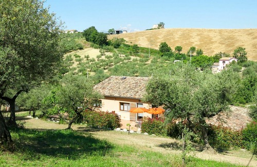 Collecorvino Villa | Cosy apartment in villa for 9 guests with WIFI, pool, TV, terrace, pets allowed and parking