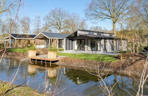 Linden House | Cosy apartment in villa for 6 guests with WIFI, TV, terrace and parking