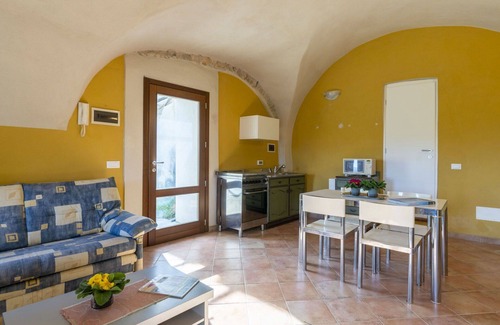Novelli Apartment | Cosy apartment for 6 guests with WIFI, pool, patio, pets allowed, panoramic view and parking
