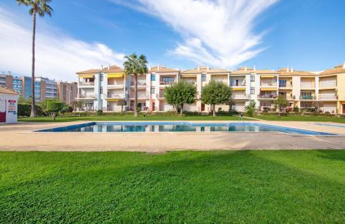 Quarteira Apartment | Cosy Apartment with Pool 1