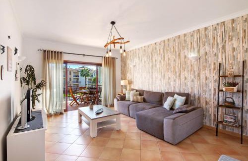 Quarteira Apartment | Cosy Apartment with Pool 1