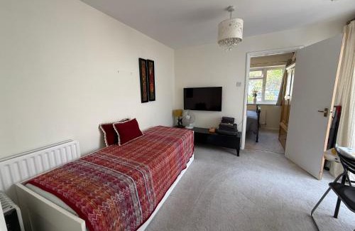 Guildford House | Cosy Apartment with Private Access and Kitchenette in Guildford