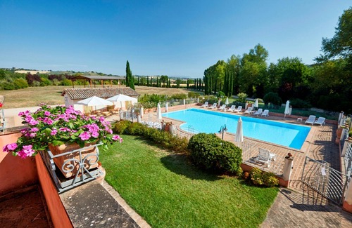 San Brizio Apartment | Cosy apartment with WIFI, pool, TV, balcony, pets allowed and parking, close to Spoleto