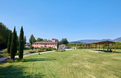 San Brizio Apartment | Cosy apartment with WIFI, pool, TV, balcony, pets allowed and parking, close to Spoleto