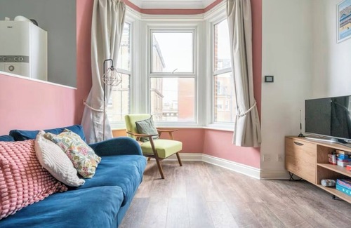 Margate Apartment | Cosy apartment within a 1 min walk to the beach!