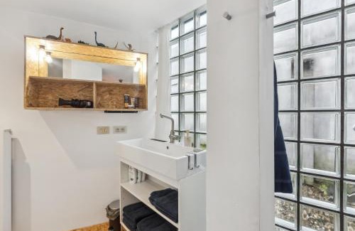 Stationsbuurt Zuid Apartment | Cosy art studio near station with bikes and garden