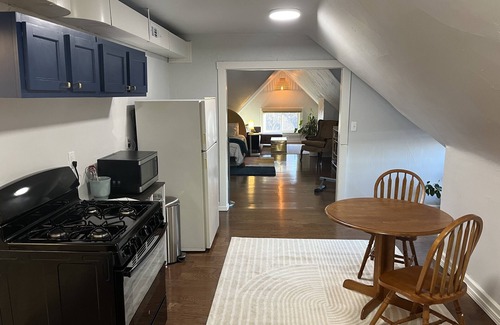 Covington Apartment | Cosy Boho 3rd Floor Studio in Heart of Covington, 5 Minute Walk to Wedding Venue