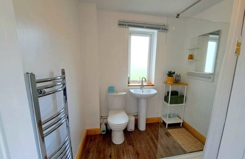 Christchurch Cabin | Cosy Bolthole-garden & hot tub-Exmoor 7m-Fishing