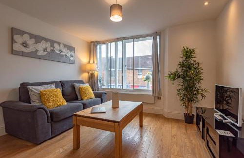 Newbury Apartment | Cosy & Bright 2 Bedroom Apartment in Newbury Town Centre - SLEEPS 7