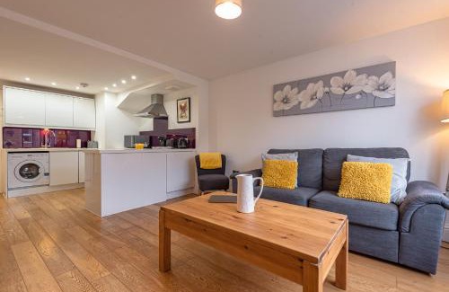 Newbury Apartment | Cosy & Bright 2 Bedroom Apartment in Newbury Town Centre - SLEEPS 7