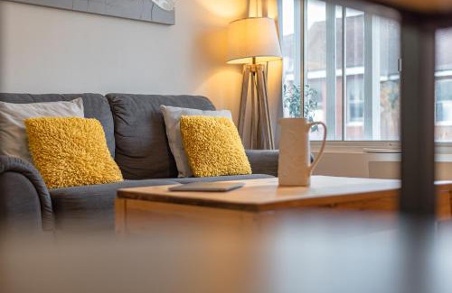 Newbury Apartment | Cosy & Bright 2 Bedroom Apartment in Newbury Town Centre - SLEEPS 7