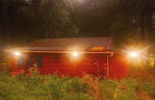 Saint-Privat Ski Chalet | Cosy cabin with blooming garden & view – Dordogne Valley, France