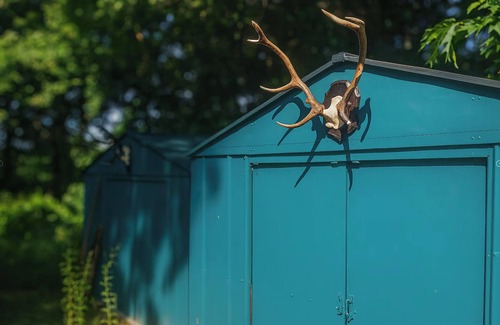 Saint-Privat Ski Chalet | Cosy cabin with blooming garden & view – Dordogne Valley, France