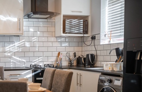 Woking House | Cosy Canalside Home