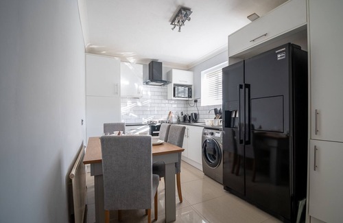 Woking House | Cosy Canalside Home