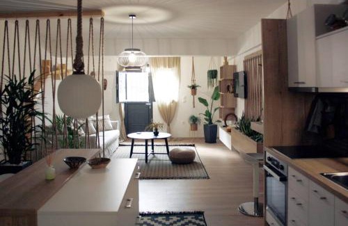 Loutraki Apartment | Cosy Cave Apartment by the sea