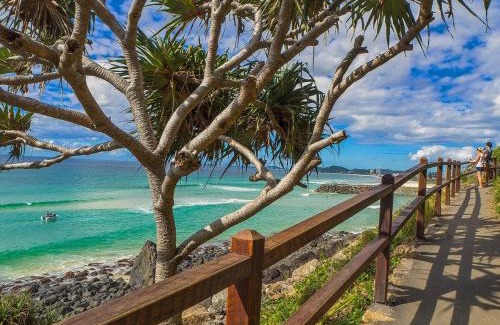 Burleigh Heads Apartment | Cosy Central Burleigh Getaway