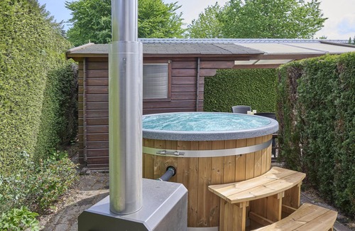 Hulshorst House | Cosy chalet with a hot tub on the Veluwe