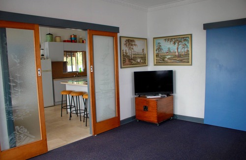 Port Lincoln House | Cosy & cheerful three bedroom cottage with sea views & wifi - pets welcome!